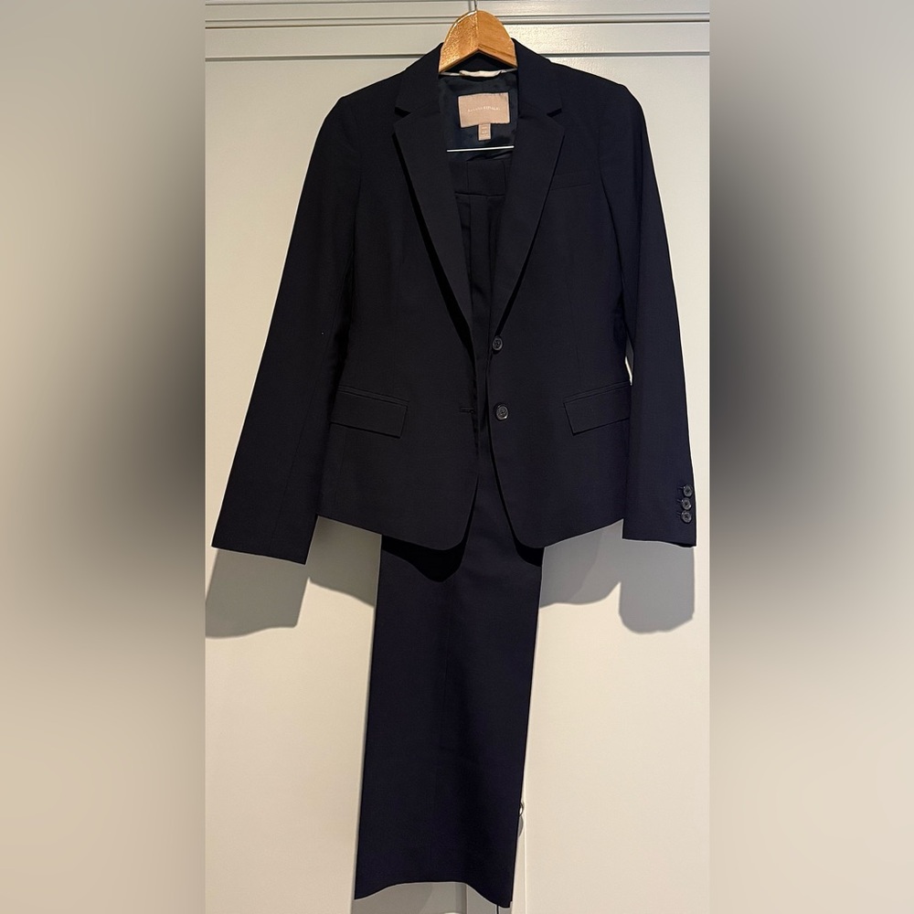 Women’s Banana Republic Pant Suit Set (Jacket and Pants included) - Size 4P